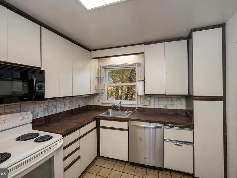 6507 Byron Ave — Photo 3