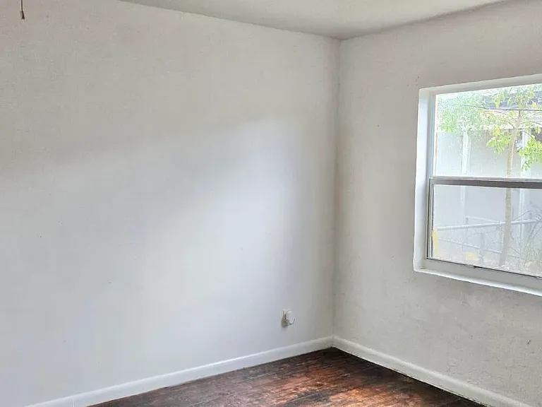 2325 Johnson St — Photo 9