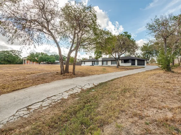 325 Crescent Dr, Grand Prairie, TX 75050