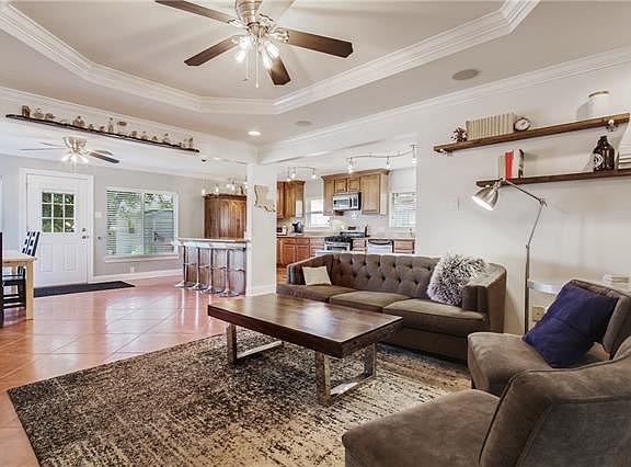 4th image of 1346 Crescent St