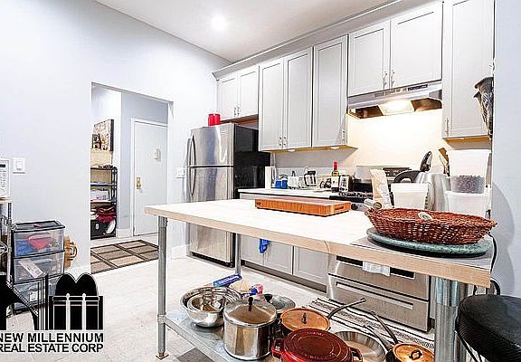 4th image of 547 6th Ave APT 1R