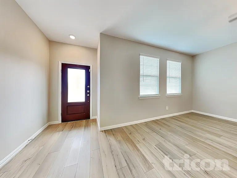 2106 Silver Charm Ln — Photo 2