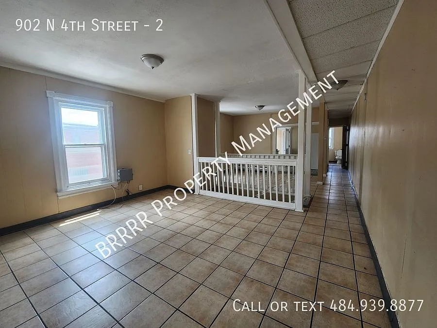 3 bedroom 2 full bathroom apartment on the 2nd & 3rd Floor — Photo 2
