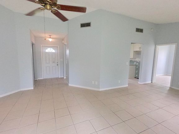3rd image of 215 Elaine Cir W