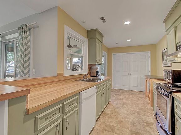 2nd image of 10 Lake Village Ln