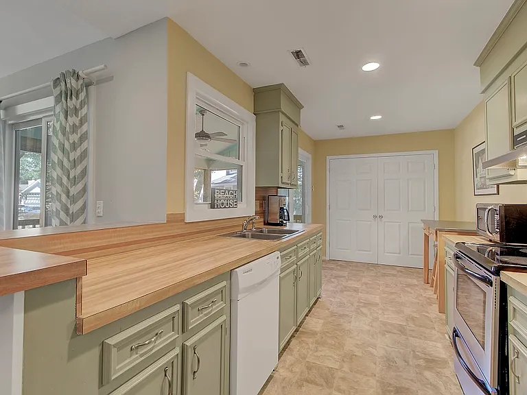 10 Lake Village Ln — Photo 2
