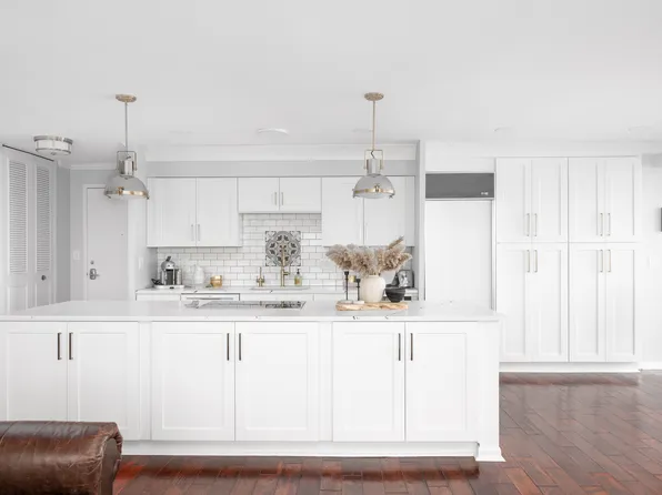 12520 Edgewater Dr #11, Lakewood, OH 44107