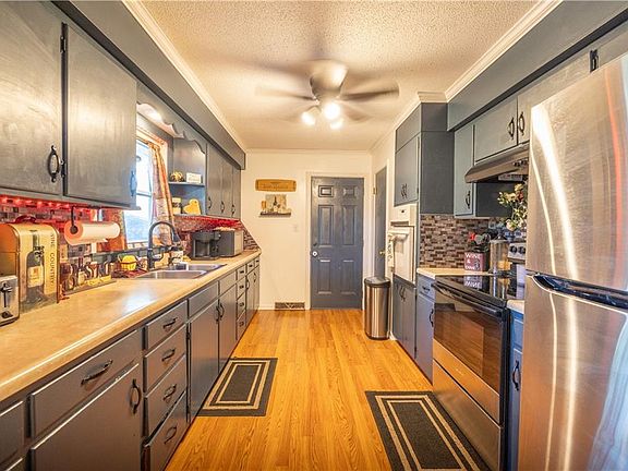 4th image of 207 W 2nd St