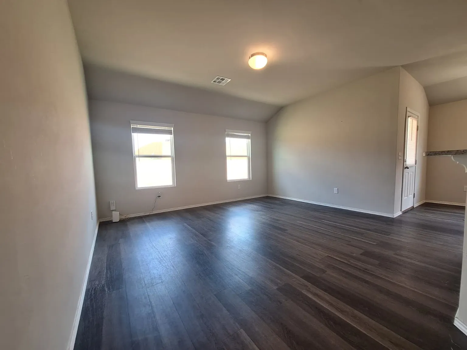 3 bed, 1420 sqft, $1,595 — Photo 4