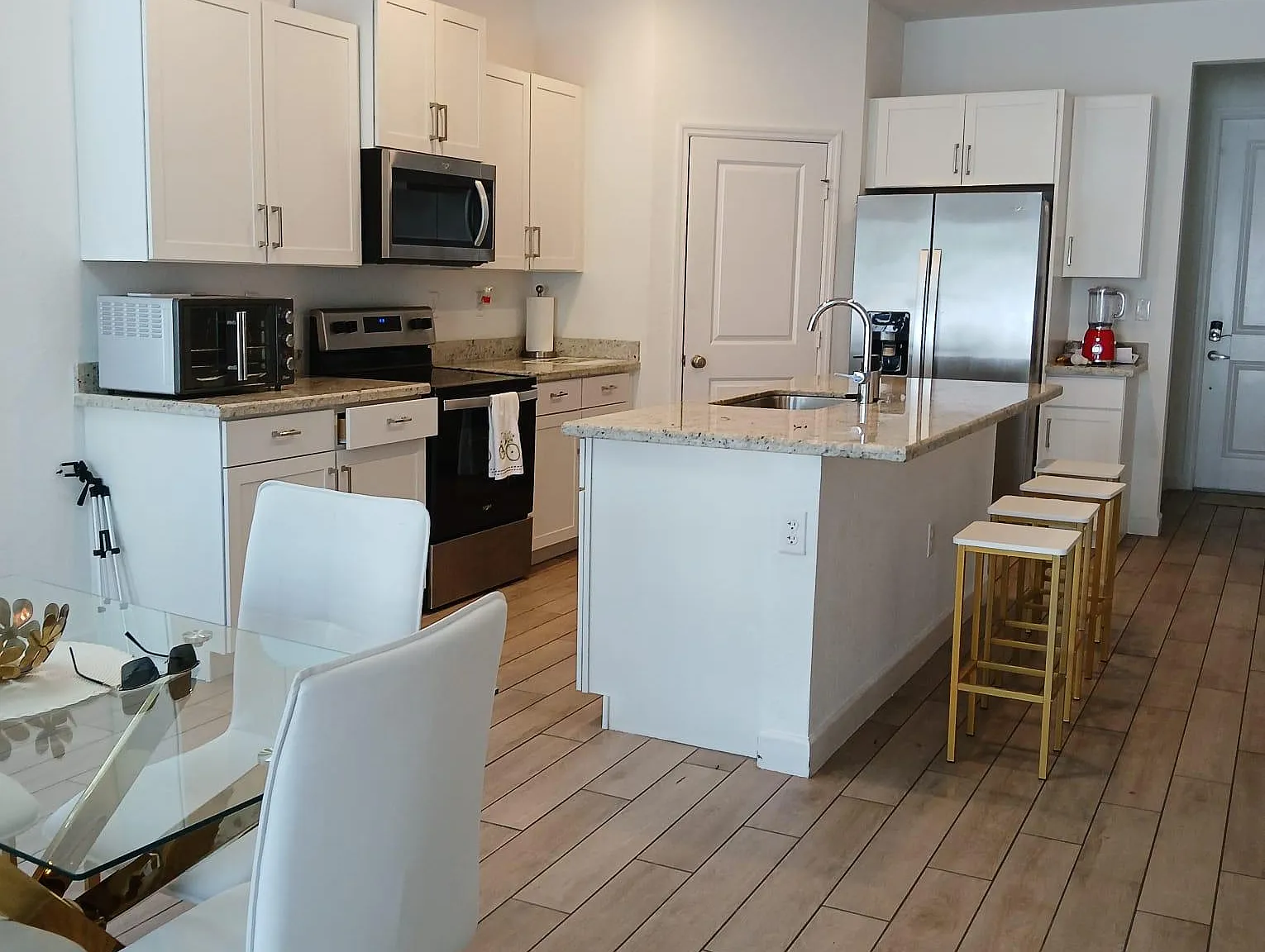 3 bed, 1.0 bath, 2944 sqft, $1,230 — Photo 4