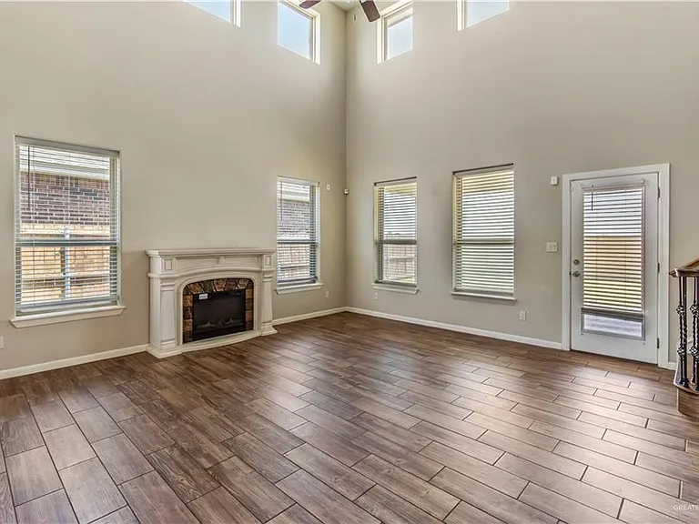 5217 Lost Creek Ln — Photo 2
