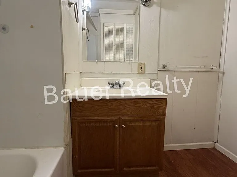 728 W 10th St — Photo 13
