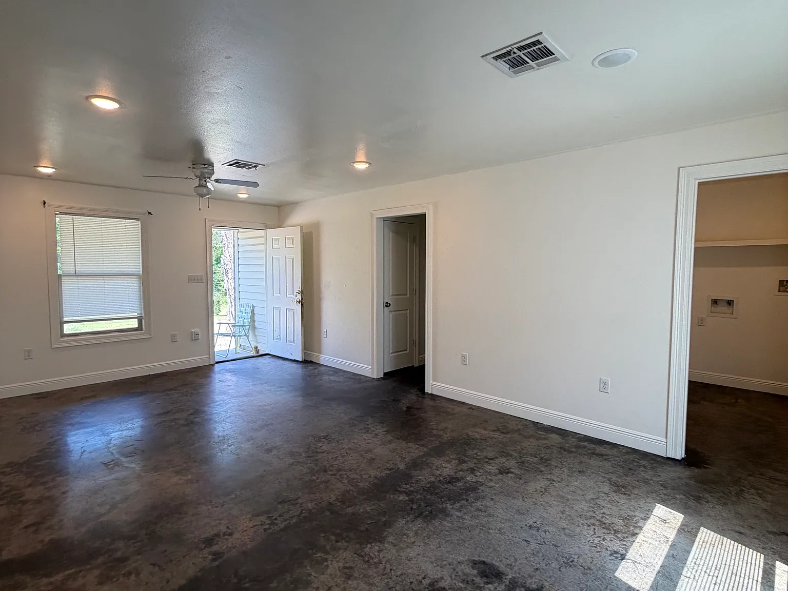 3 bed, $1,100 — Photo 4