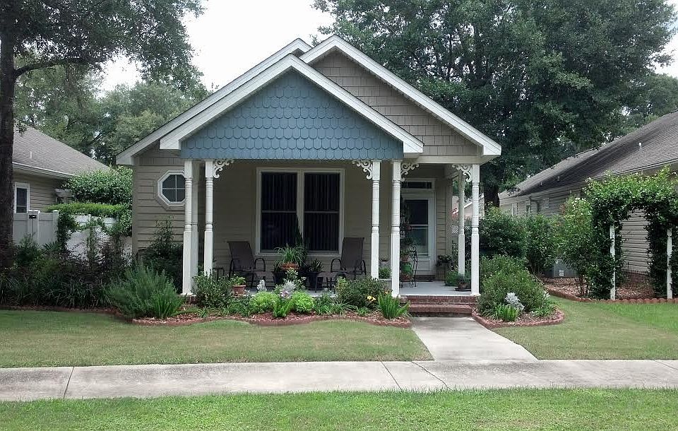 Front of house facing oaks