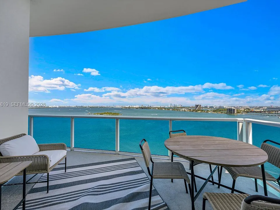 725 NE 22nd St #Penthouse 2A