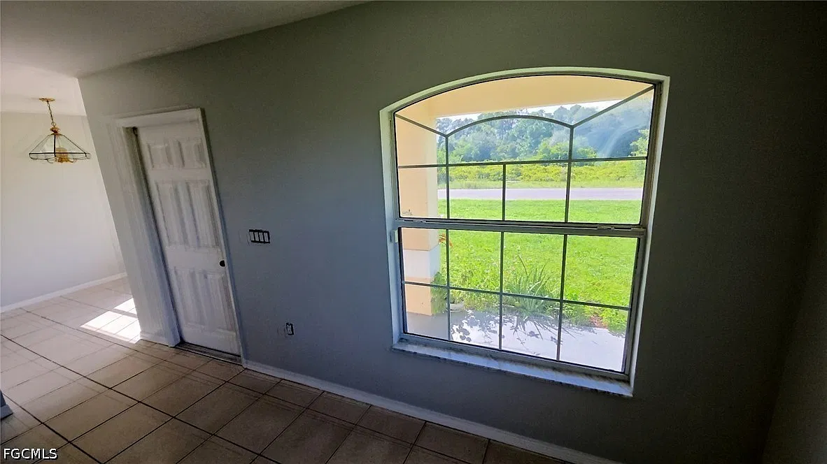 3 bed, 2.0 bath, 1048 sqft, $1,475 — Photo 3