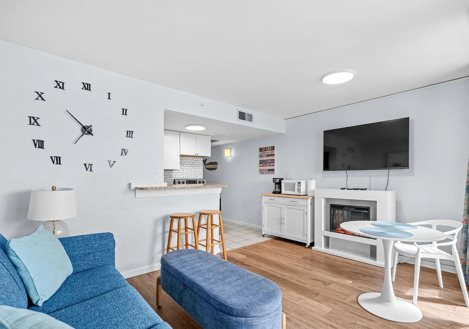 Cozy Coastal Escape for Snowbirds! 1 BR Oceanfront Condo (Oct-Mar) — Photo 4