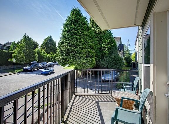 Ample space to enjoy coffee or cocktails on your private bal