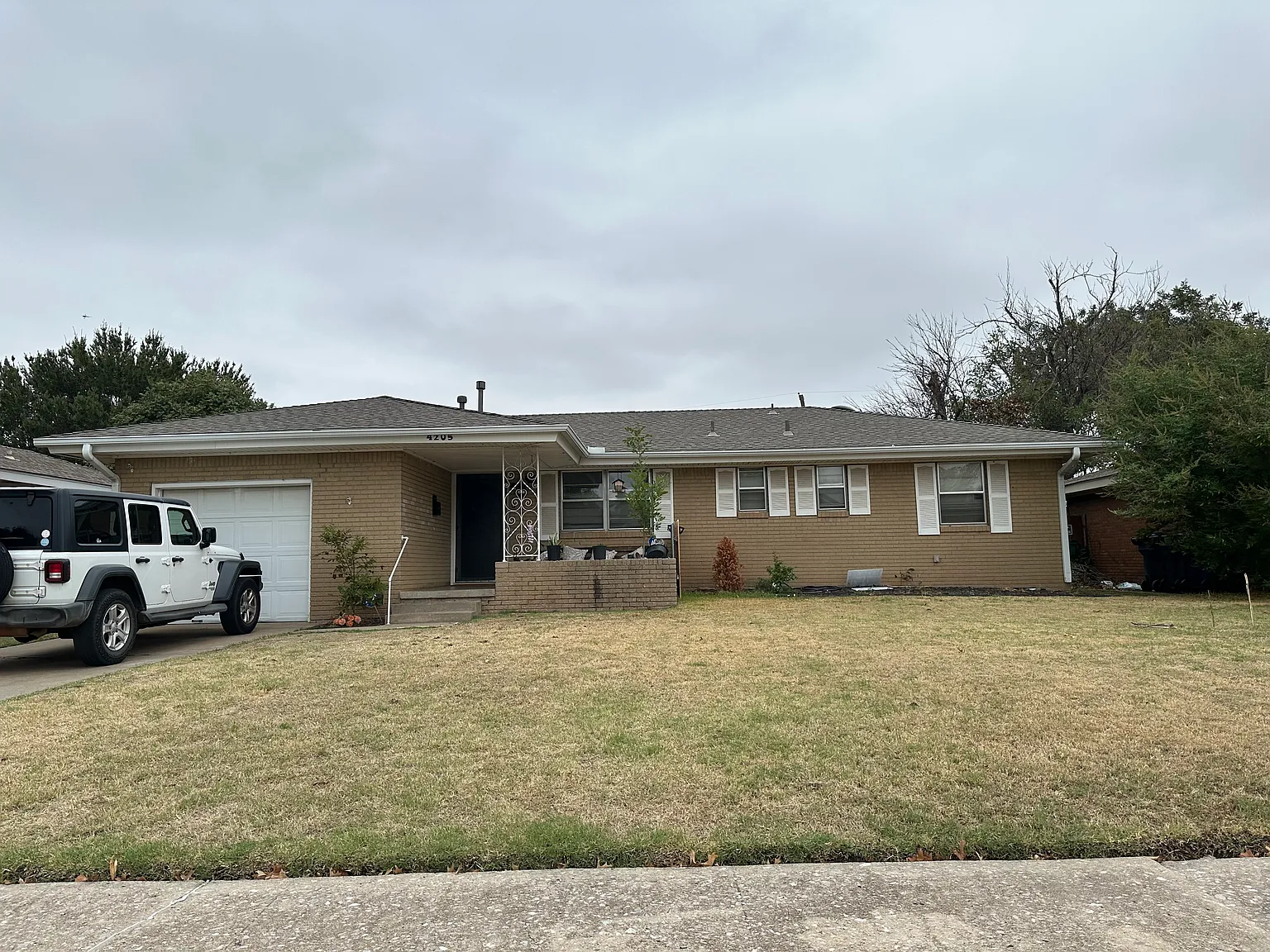 3 bed, 1.5 bath, 1079 sqft, $1,350 — Photo 1