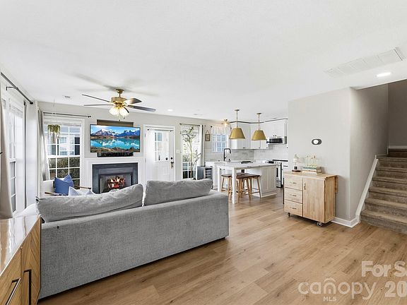 2nd image of 3924 Mohawk Ct