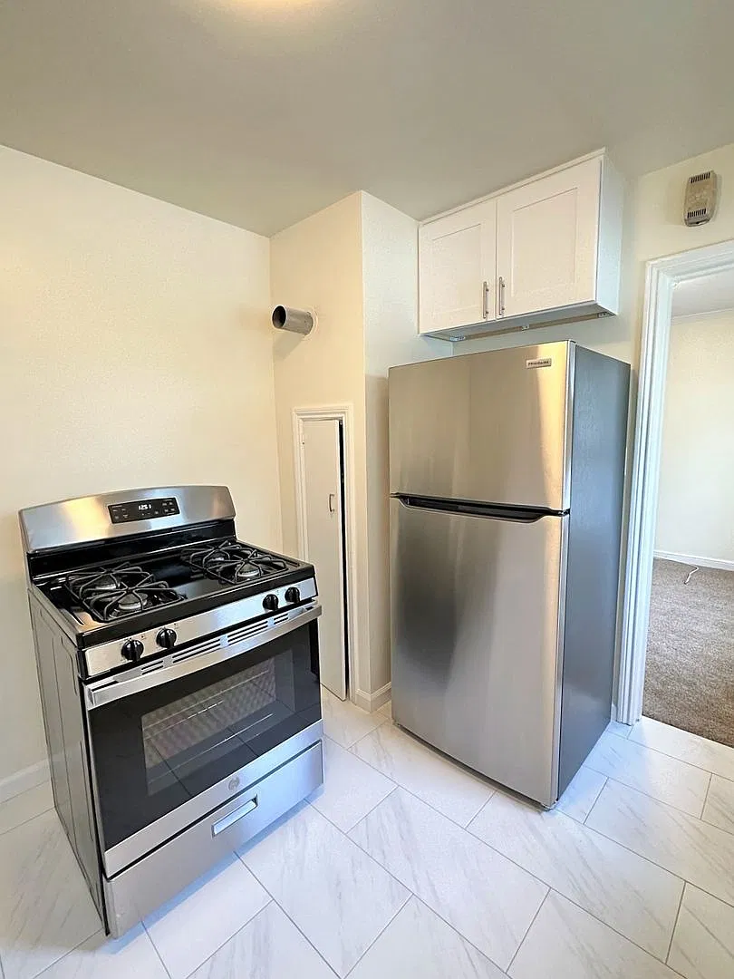 Updated Top-Floor 1 Bed/1 Bath Apartment Available NOW! — Photo 3