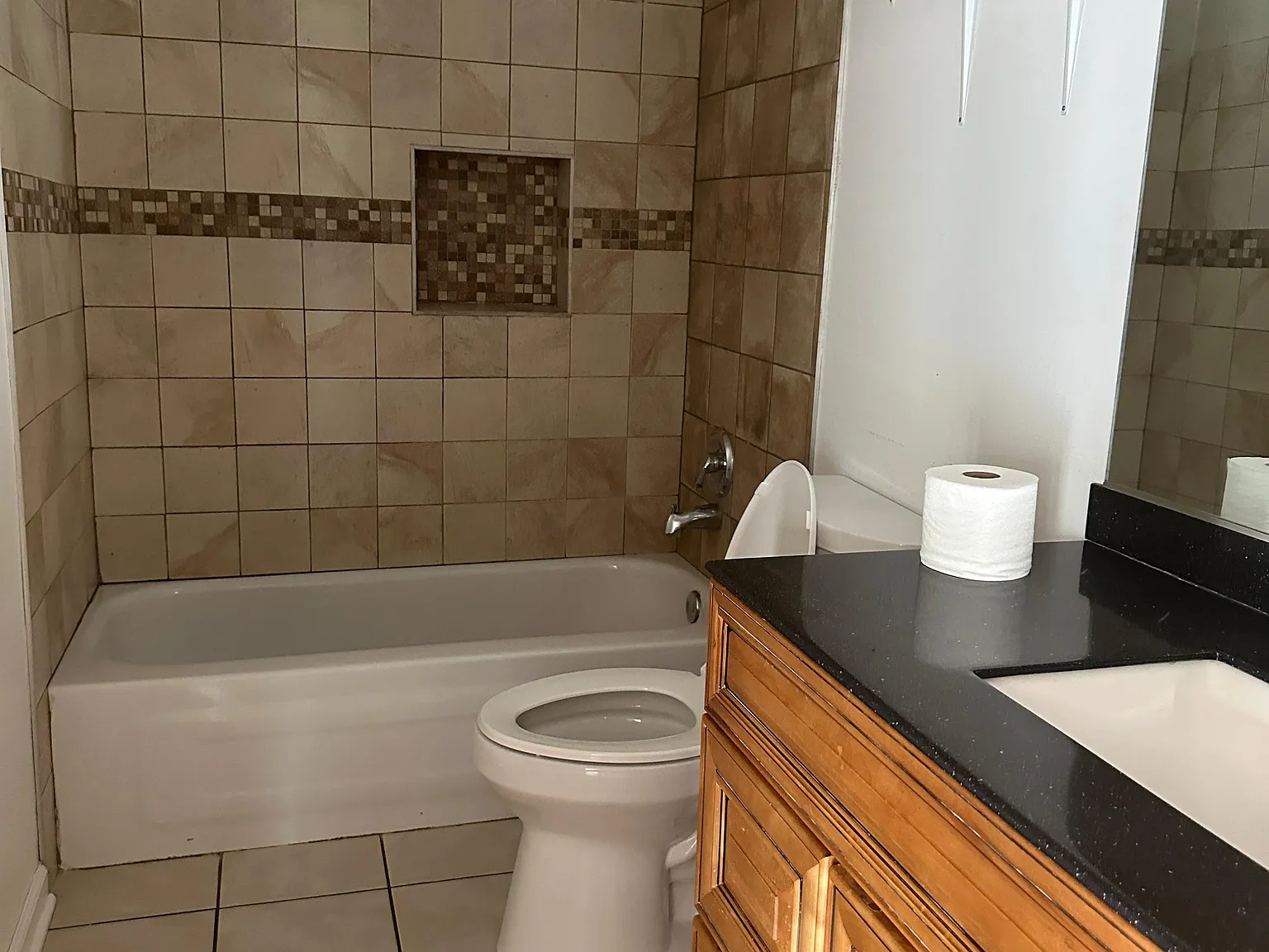 3 bed, 1100 sqft, $2,300 — Photo 3