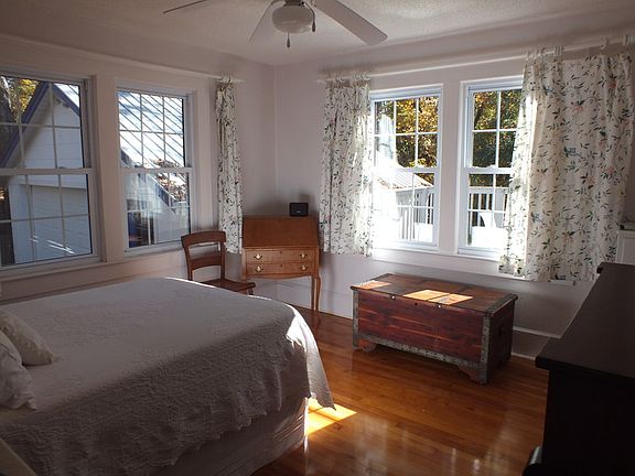 Bedroom : Plenty of windows overlooking deck and yard
