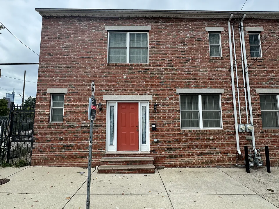 642 N 8th St