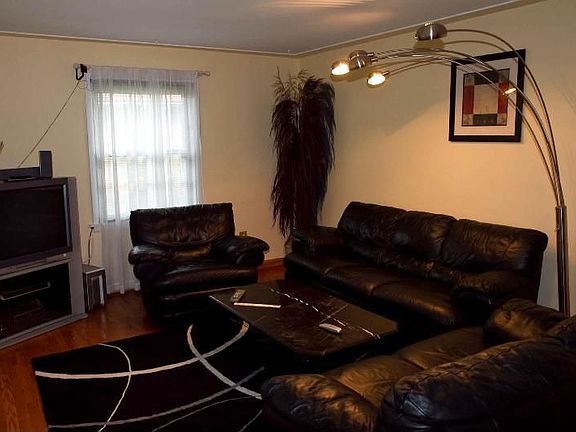 2nd image of 1539 Meadowlane Dr SE