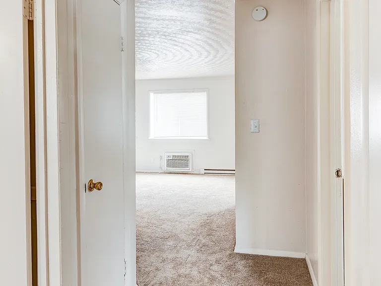 Harbor Square Apartments — Photo 26