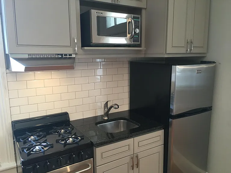 627 W Jones St #3 — Photo 5