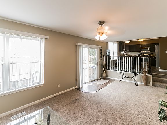 3rd image of 910 Carlyle Dr