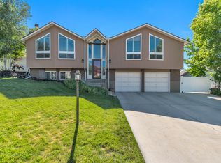 9832 S Falconhurst Dr E, Sandy, UT 84092