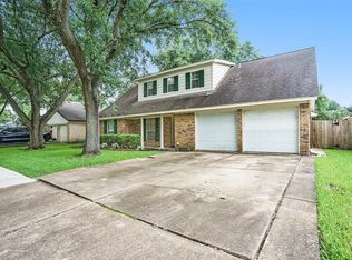 1910 Winding Creek Dr, Pearland, TX 77581