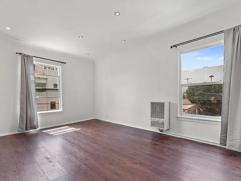 1032 S Redondo Blvd — Photo 8