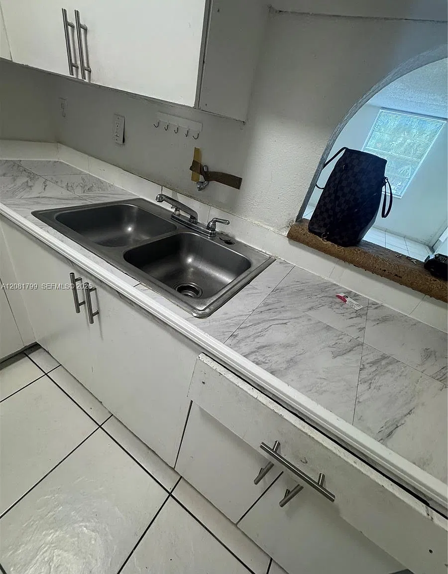 Westland Gardens Condo — Photo 4