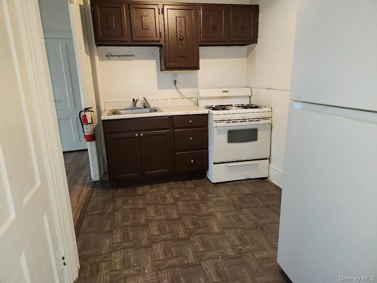 2 bed, 1.0 bath, 840 sqft, $1,700 — Photo 2