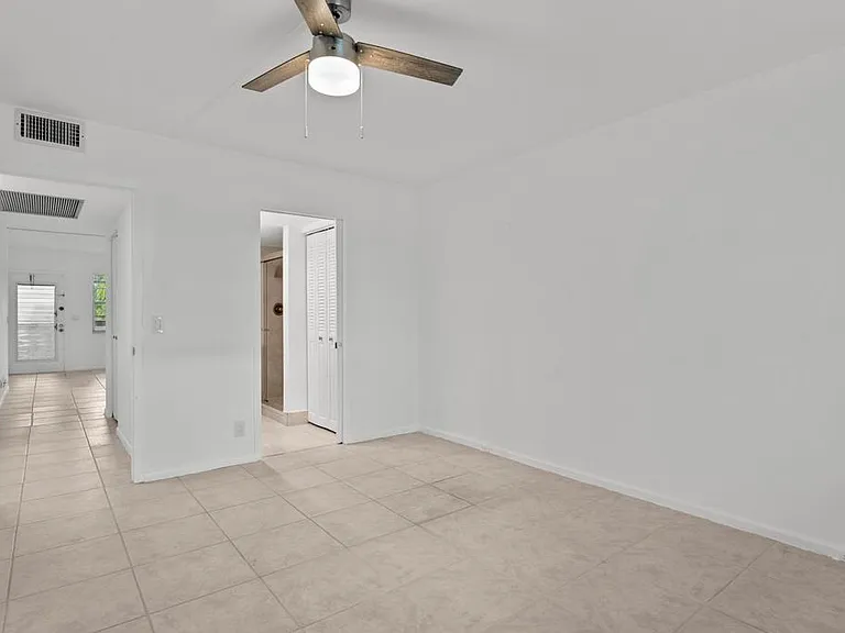 2044 Hythe Pl #C — Photo 11