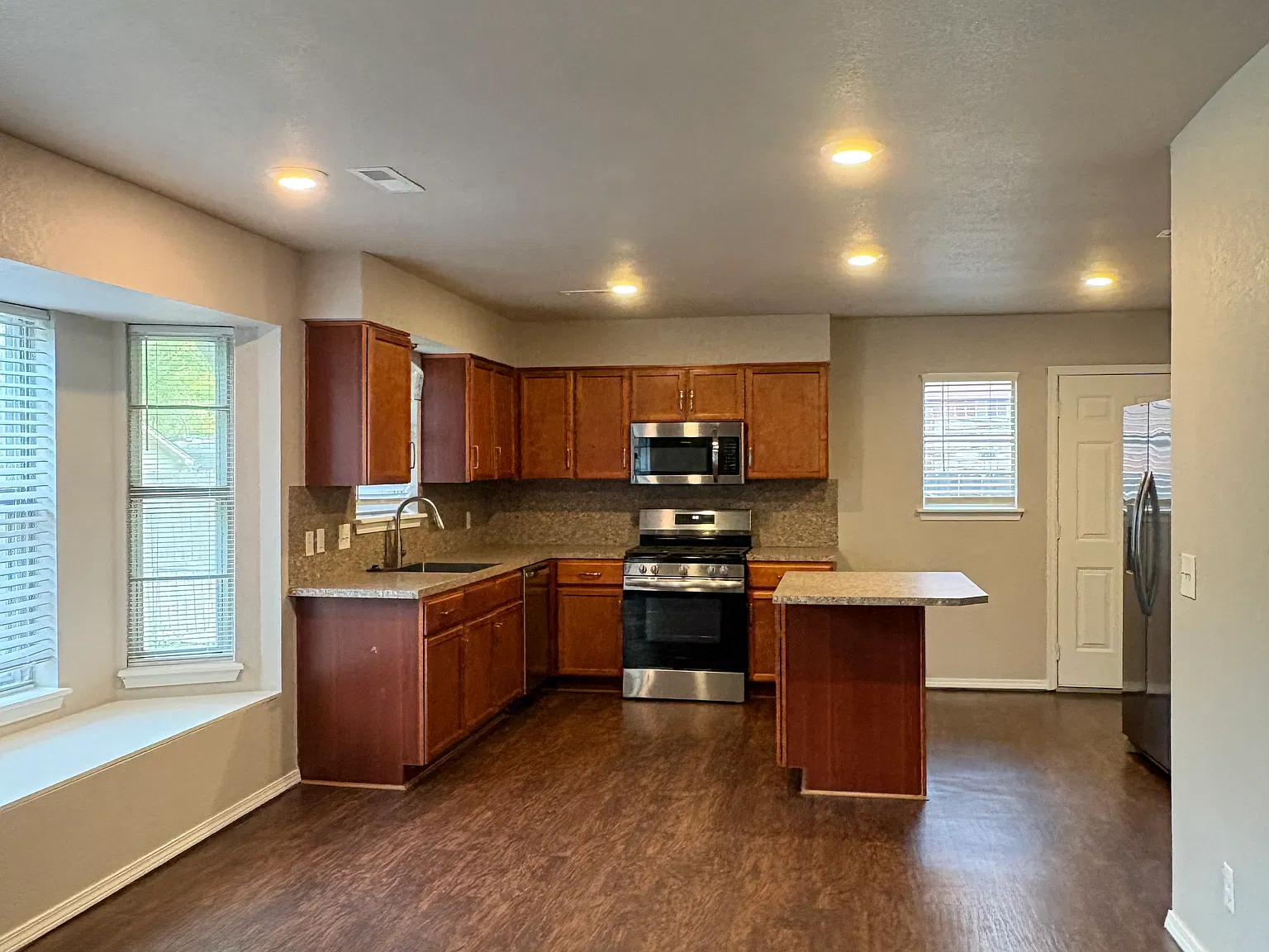 3 bed, 1278 sqft, $1,700 — Photo 3