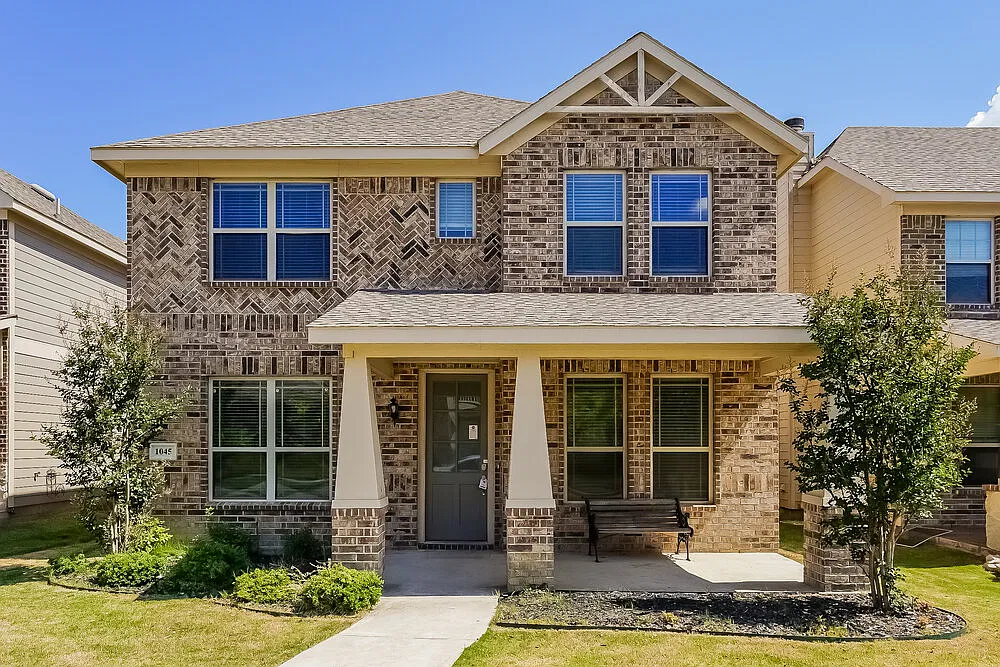 4 bed, 3.0 bath, 2353 sqft, $2,565 — Photo 1