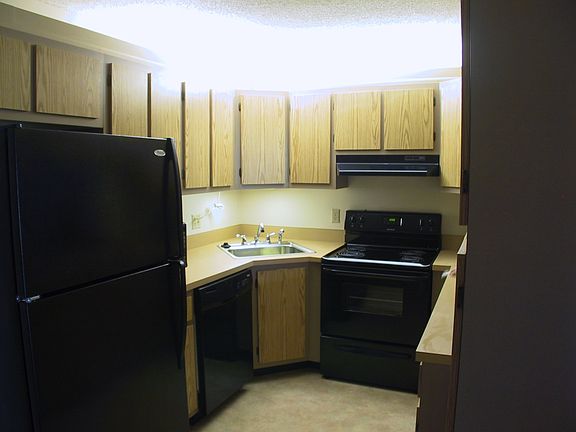 Spacious, fully-applianced kitchen with eat-in nook