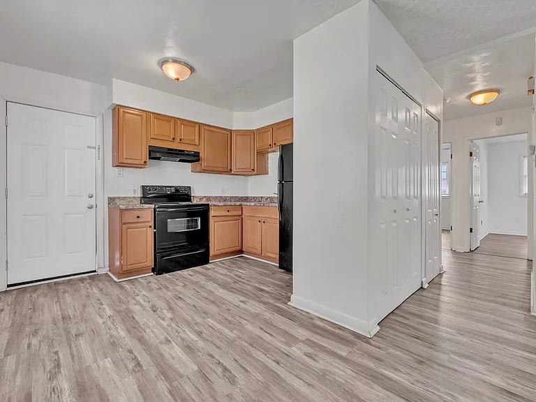 1419 W 40th St — Photo 11