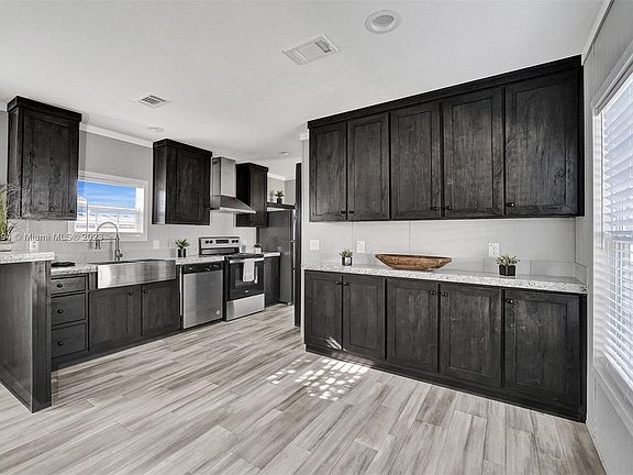 4th image of 2952 Harbor Ln