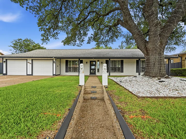4805 Greystone Dr — Photo 24