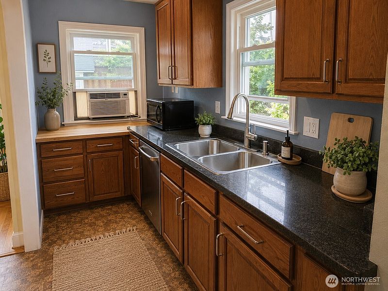 5th image of 5426 Green Lake Way N