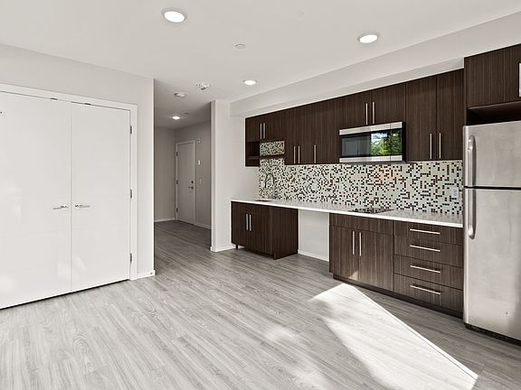 4th image of 1420 E Howell St #204