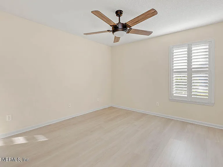 813 W American Eagle Dr — Photo 15