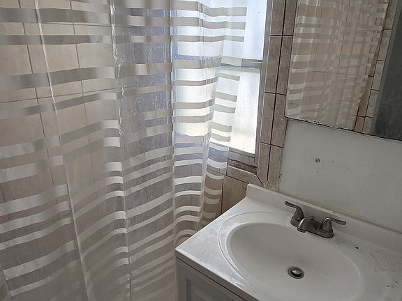 3rd image of 361 1/2 W 47th Pl