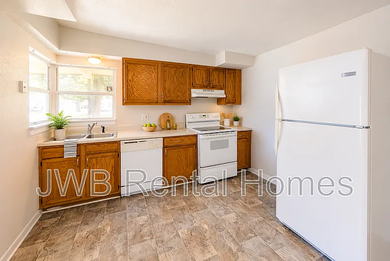 662 Melba St — Photo 3