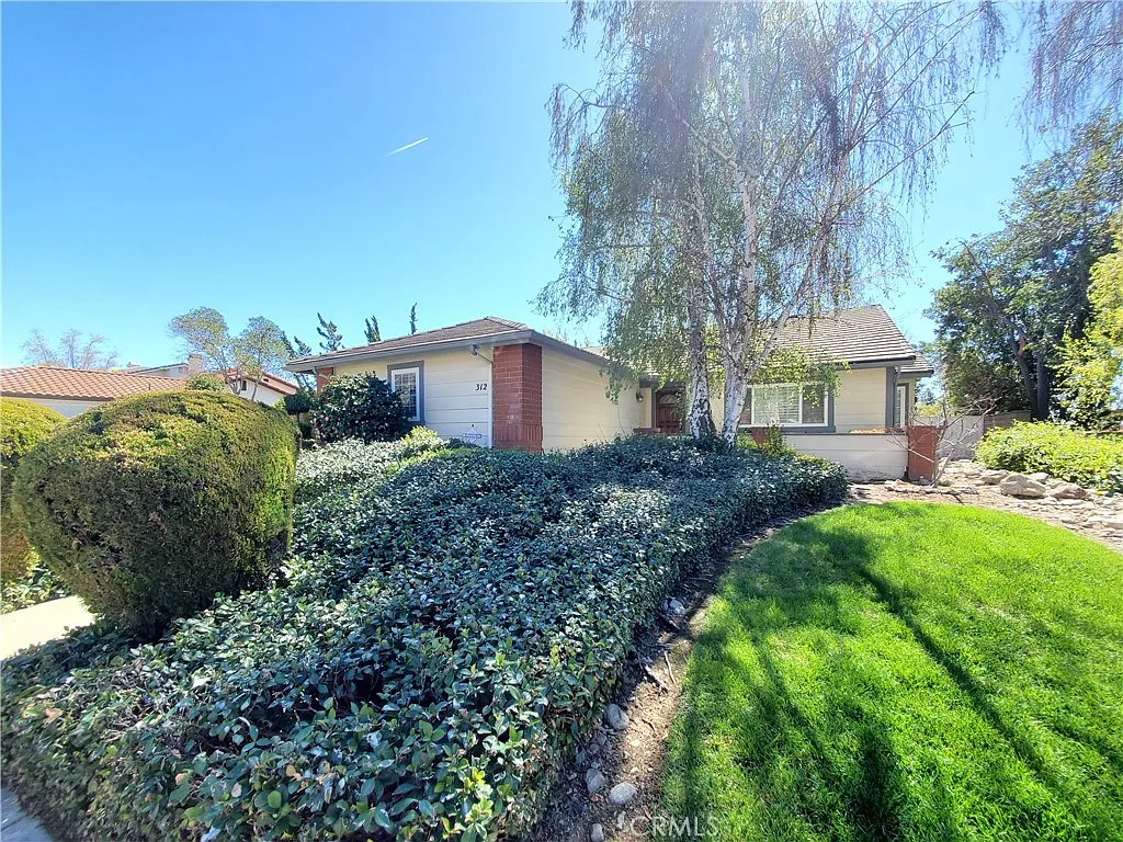 3 bed, 1688 sqft, $3,880 — Photo 3
